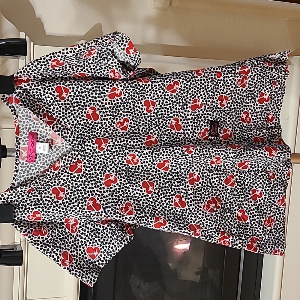 Betsey Johnson womens size small scrub top red and black hearts EKG
